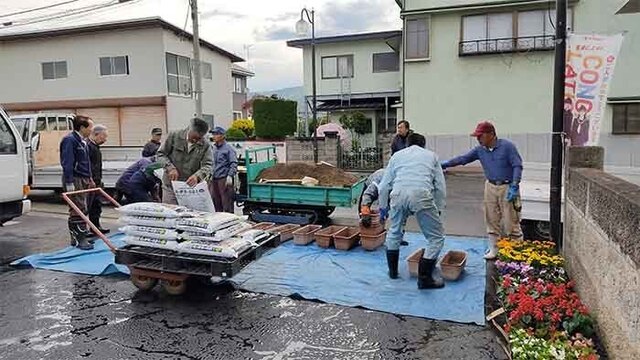 花植え2023514 1.jpg