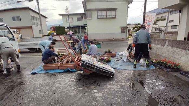花植え2023514 2.jpg